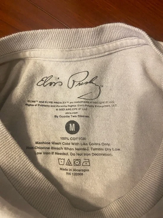 Elvis Presley Graceland Medium Tee - Picture 4 of 5